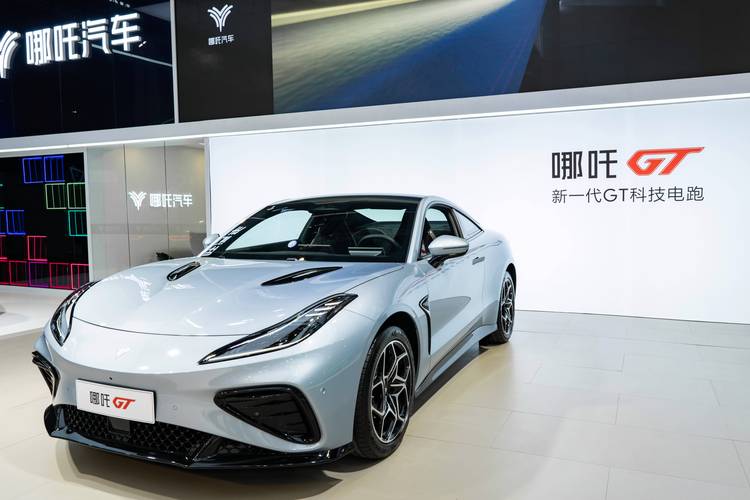 东莞87哪吒汽车在智能汽车领域的表现，领途汽车在新能源汽车市场中的影响力